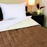 Két oldalon bőrhatású ágytakaró - törtfehér-barna